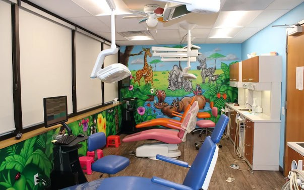 Pediatric Dental Treatment Room Jungle Mural